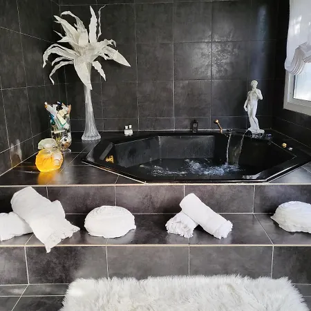 Petra Bianca A 10mn A Pied Du Port De Piscine Chauffee Privee 6 5 Sdb 12 Pers Villa *
