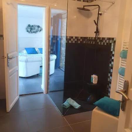 Villa Petra Bianca A 10mn A Pied Du Port De Piscine Chauffee Privee 6 5 Sdb 12 Pers Bonifacio (Corsica)